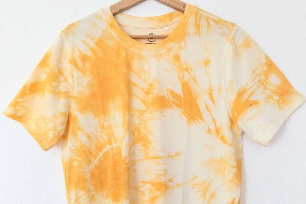 Ein T-Shirt mit gelben Batik-Mustern