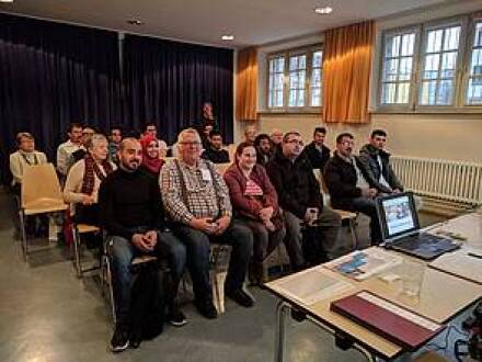 Foto von einer Gruppe bei einer Veranstaltung im Vischers Kultur·laden. Bei der Veranstaltung ging es um: Unterstützung bei der Job·suche., Bild © Vischers Kulturladen / Stadt Nürnberg