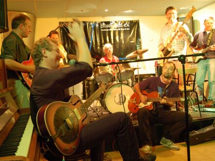 Foto vom Vischers Blues Jam. Mehrere Musiker machen zusammen Musik., Bild © Vischers Kulturladen / Stadt Nürnberg