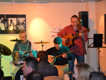 Foto von 3 Musikern bei einem Konzert auf der Bühne im Vischers Kultur·laden., Bild © Internationales Cafe / Stadt Nürnberg
