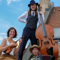 Drei Musiker Lobe (Violine), Ostermeier (Akkordeon) und Roscher (Kontrabass) mit ihren entsprechenden Instrumenten
