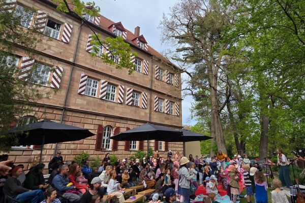 Mitmachkonzert auf dem Außengelände der Insel rund um das Zeltnerschloss