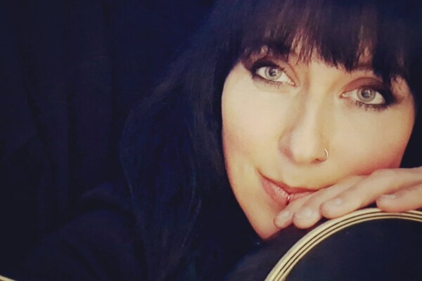 Nina Lindemann mit Gitarre