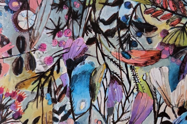 Kunstwerk mit bunten Blüten, Blättern und Ästen