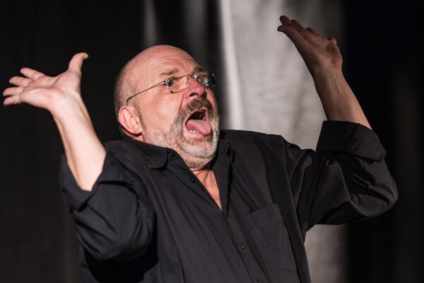 Michl Zirk während er eine Grimasse schneidet