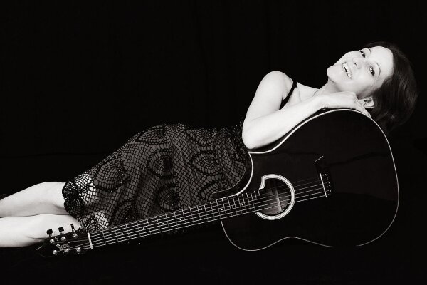 Mira Cardui auf der Seite liegend mit Gitarre, Bild in schwarz-weiß