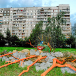Kunstinstallation auf einer Grassfläche in Charkiw