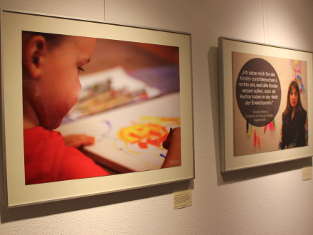 Foto von einer Ausstellung mit Fotos., Bild © Kulturladen Zeltnerschloss