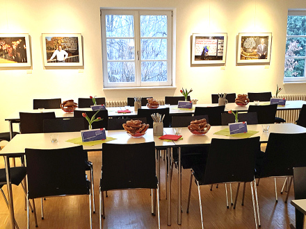 Foto von einem Raum mit Stühlen und Tischen., Bild © Kulturladen Zeltnerschloss / Stadt Nürnberg