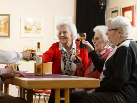 Foto von 4 älteren Personen. Die Personen trinken zusammen Wein., Bild © Uwe Niklas / Stadt Nürnberg