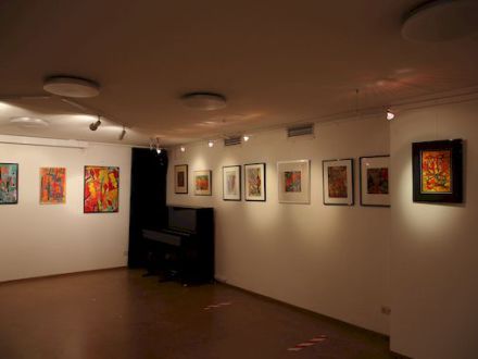 Foto von einer Ausstellung mit Bildern an den Wänden., Bild © Iwona Lompart