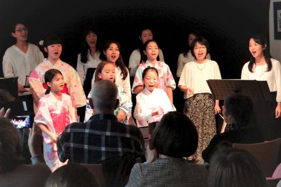 Eine singende Gruppe Frauen und Mädchen