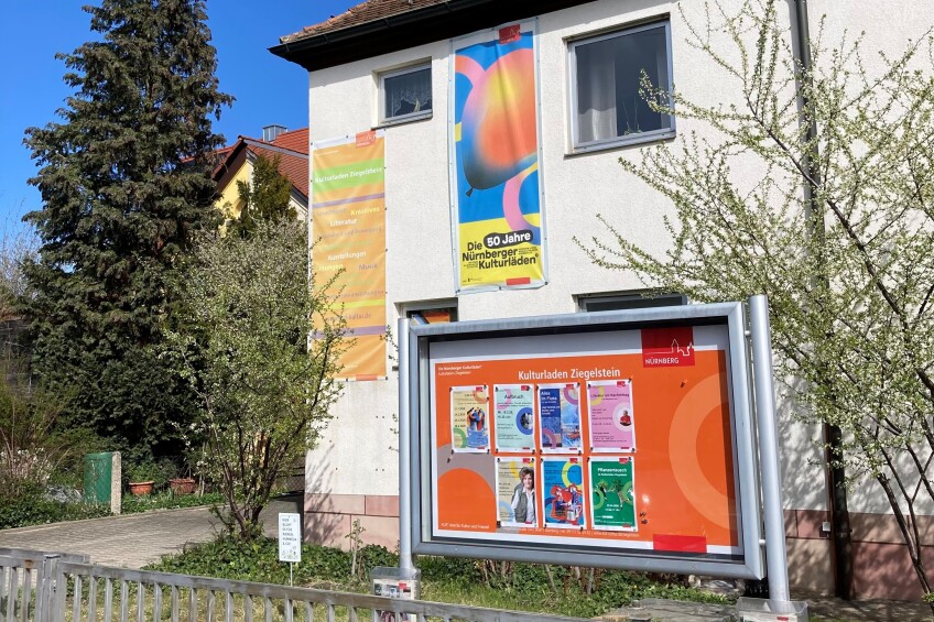Haus mit Banner und Schaukasten davor