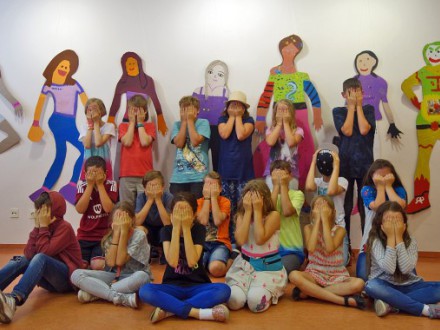 Foto von 18 Kindern bei einer Veranstaltung im Kultur·laden Gartenstadt., Bild © Stadt Nürnberg