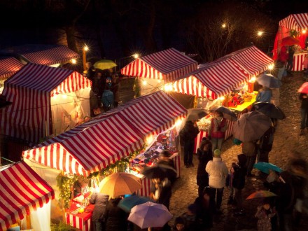 Foto vom Weihnachts·markt im Kultur·laden Zeltnerschloss von oben., Bild © Michaela Braun