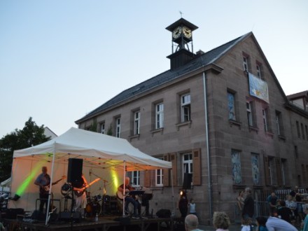 Foto von einem Konzert draußen beim Kultur·laden Röthenbach., Bild © Sonja Wolfstädter