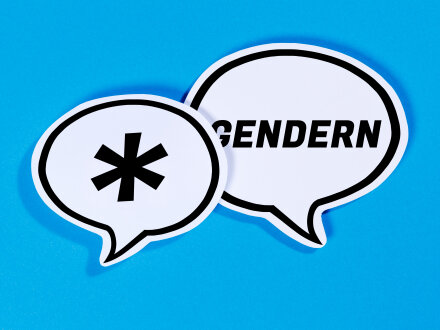 Bild von 2 Sprech·blasen. In der linken Sprech·blase sieht man den Gender·stern. In der rechten Sprech·blase steht das Wort: Gendern., Bild © Markus Mainka / stock.adobe