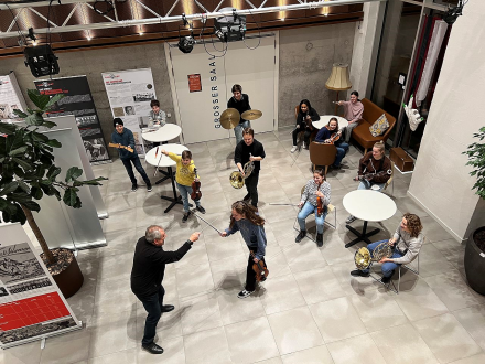 Foto von den Mitgliedern vom Jugend·orchester bei einer Probe., Bild © Rebekka Schumacher