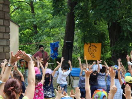 Foto von vielen Menschen bei einem Konzert draußen. Die Menschen haben beide Arme hoch in die Luft gestreckt., Bild © Stadt Nürnberg