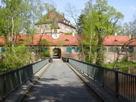 Foto vom Zugang über die Brücke zum Zeltnerschloss., Bild © Stadt Nürnberg