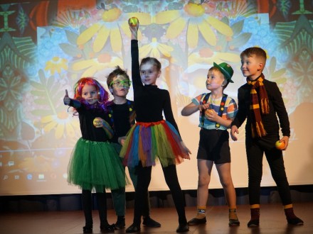 Foto von 5 Kindern auf der Bühne vom Kultur·laden Loni-Übler-Haus. Die Kinder machen bei einer Aufführung von der ukrainischen Kinder·theater·gruppe Sorvantsy mit., Bild © Stadt Nürnberg