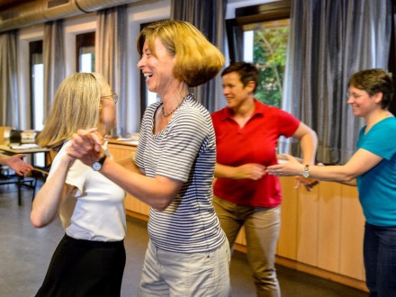 Foto von 2 Tanz·paaren beim Tanzen. Der Tanz heißt: Irischer Tanz., Bild © Uwe Niklas