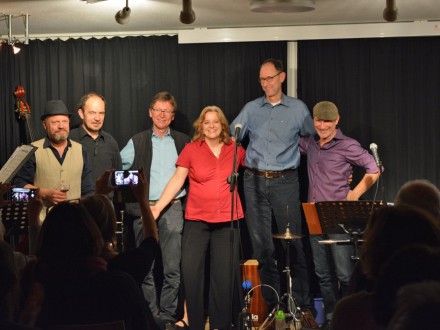 Foto von 1 Frau und 5 Männern auf der Bühne nach einem Konzert im Kultur·laden Ziegelstein., Bild © Stadt Nürnberg