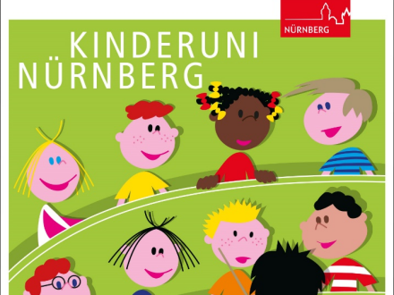 Ein Bild im Comic-Stil. Der Hintergrund ist grün. Es zeigt eine Gruppe von Kindern. Die Kinder sitzen in 2 Reihen. Vor den Kindern steht ein Erwachsener. Der Erwachsene hat einen Lehr∙stock in der Hand., Bild © Stadt Nürnberg