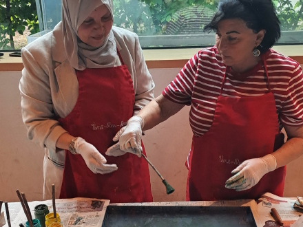 Foto von 2 Frauen bei einem Kunst-Workshop., Bild © Lena Naumann