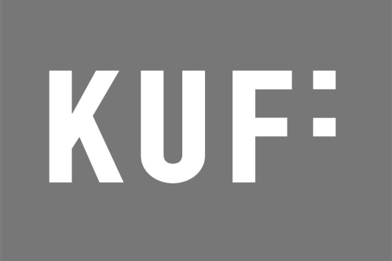 Das Logo von KUF. Das Logo besteht aus den Buchstaben K, U, und F. Die Buchstaben sind weiß auf einem grauen Hintergrund.