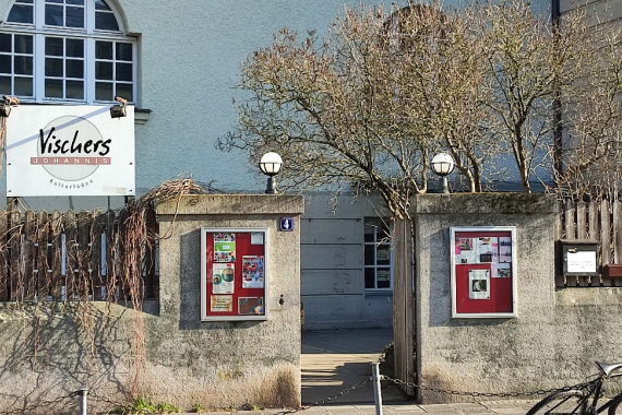 Foto vom Eingang vom Vischers Kultur·laden in der Hufeland·straße in Nürnberg.