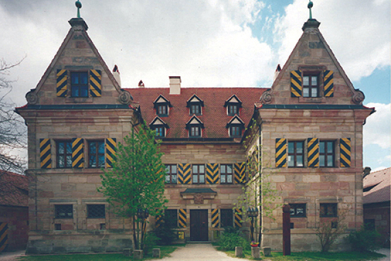Foto vom Kultur·laden Schloss Almoshof von außen.