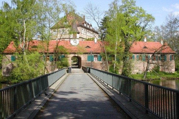 Foto vom Zugang über die Brücke zum Zeltnerschloss.