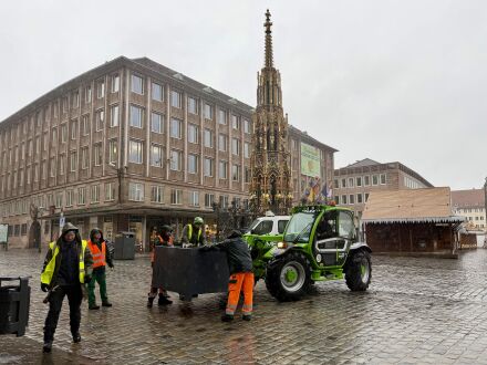 Die Mitarbeiter von Sör stellen auf dem Hauptmarkt neue Pflanzkübel auf., Bild © Hanna Quitterer / Stadt Nürnberg