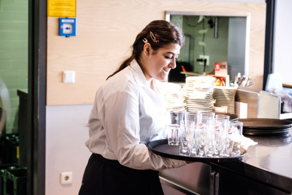 Foto von einer Frau bei der Arbeit in einem Restaurant.