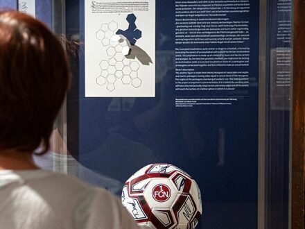Foto von dem Fuß·ball in der Ausstellung: 500 Jahre Dürer und Geometrie.