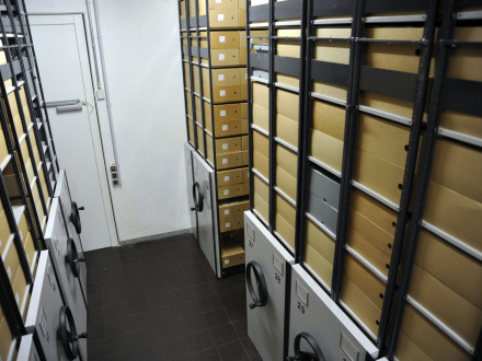 Auf dem Bild sieht man viele Regale und Schränke. In den Regalen und Schränken hebt das Stadtarchiv Teile von der Sammlung auf.
