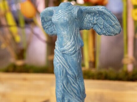 Foto von der Preis·skulptur vom Frauenpreis von der Stadt Nürnberg. Die Preis·skulptur heißt: Blaue Nike. Die Künstlerin Michaela Biet hat die Preis·skulptur gemacht.