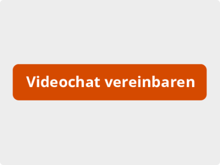 Das Bild zeigt ein orange·farbenes Feld mit weißer Schrift. In dem Feld steht: Videochat vereinbaren.