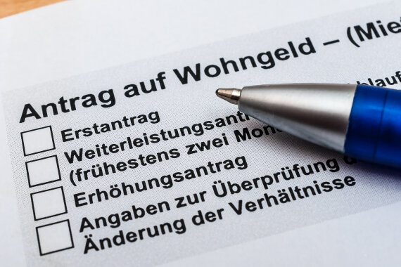 Foto von dem oberen Teil von einem Wohn·geld·antrag. Auf dem Antrag liegt noch ein blauer Kugel·schreiber.