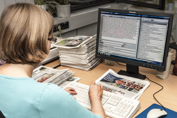 Foto von einer Person am Computer. Die Person arbeitet an einer Daten·bank.
