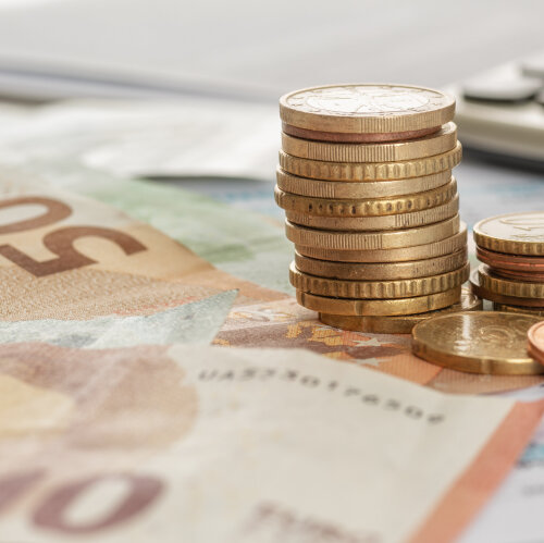 Das Bild zeigt Geld und einen Taschen·rechner.