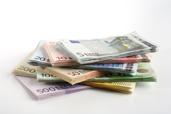 Foto von Geld·scheinen. Die Geld·scheine liegen über·einander gestapelt.