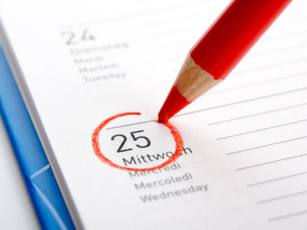 Bild © Wolfgang Mücke / stock.adobe Foto: Ein roter Stift und ein Kalender. Mit dem roten Stift ist ein Datum eingekreist., Bild © Wolfgang Mücke / stock.adobe