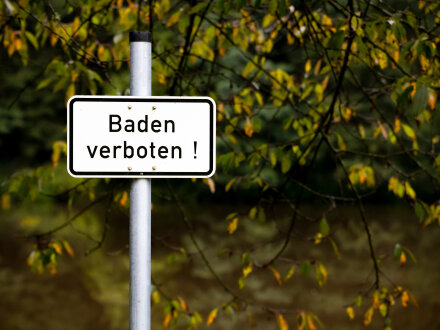 Foto von einem Schild. Auf dem Schild steht: Baden verboten., Bild © Dominik Kindermann / stock.adobe