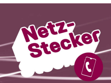 Bild © Büro für inklusive Medienbildung, Lebenshilfe Münster Abbildung: die 1. Seite von dem Heft: Einfach Telefonieren. Links oben steht: Lebenshilfe Münster. Rechts oben steht: Einstellungen und Verbindungen für Android - leicht gemacht. In der Mitte steht das Wort: Netzstecker. Unten steht: Herausgegeben vom Büro für inklusive Medienbildung., Bild © Büro für inklusive Medienbildung, Lebenshilfe Münster