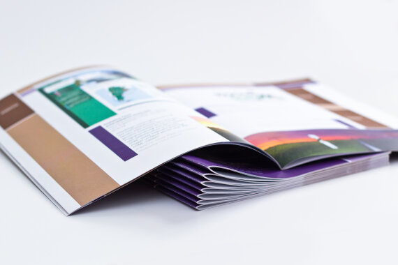 Foto von mehreren Broschüren. Die Broschüren liegen übereinander.