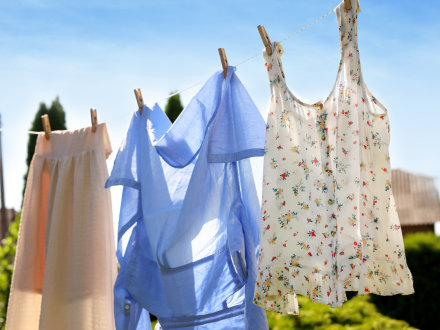 Das Bild zeigt Sommer·kleidung auf einer Wäsche·leine.