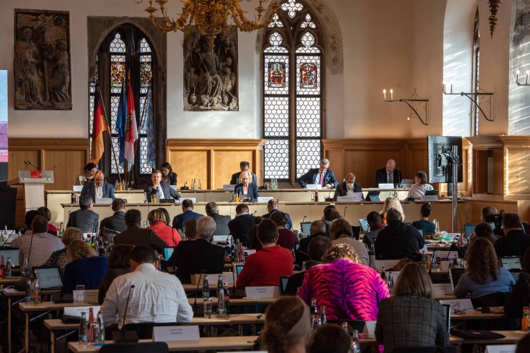 Das Bild zeigt eine Sitzung vom Stadtrat von Nürnberg.