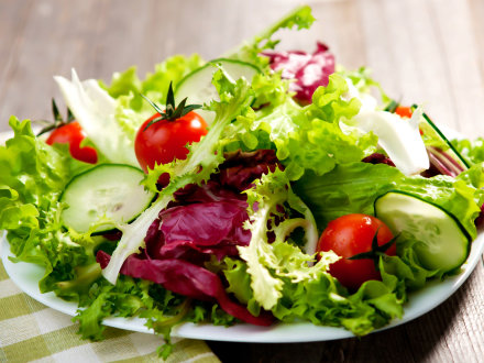 Das Bild zeigt einen Teller mit Salat.